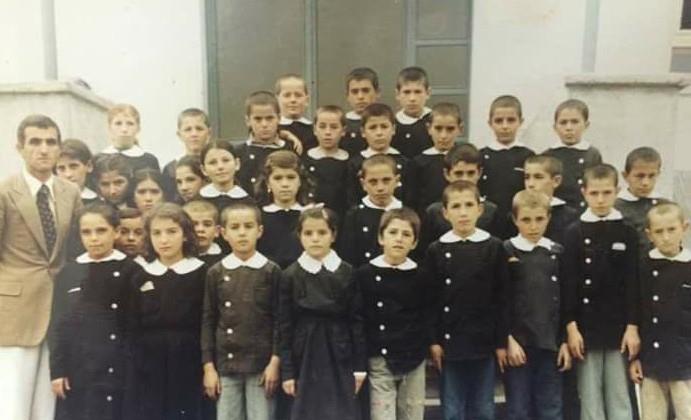 Çetmi / Akçabelen: sınıfta öğretmen ve öğrenciler